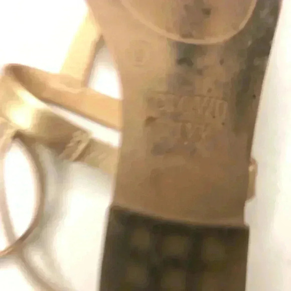 Crown and Ivy Women’s Size 6 Gold Toe Thong Sandals flat heel - Picture 2 of 3